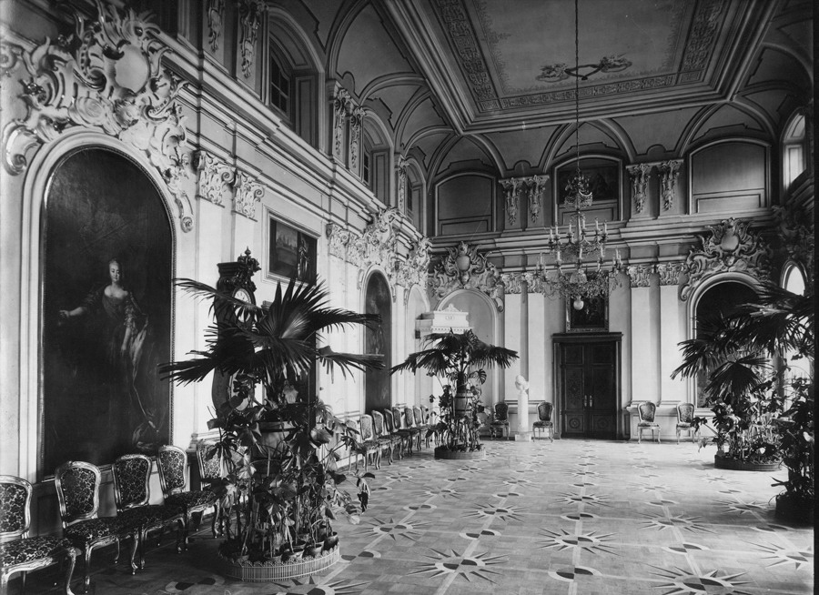  .    1900 .